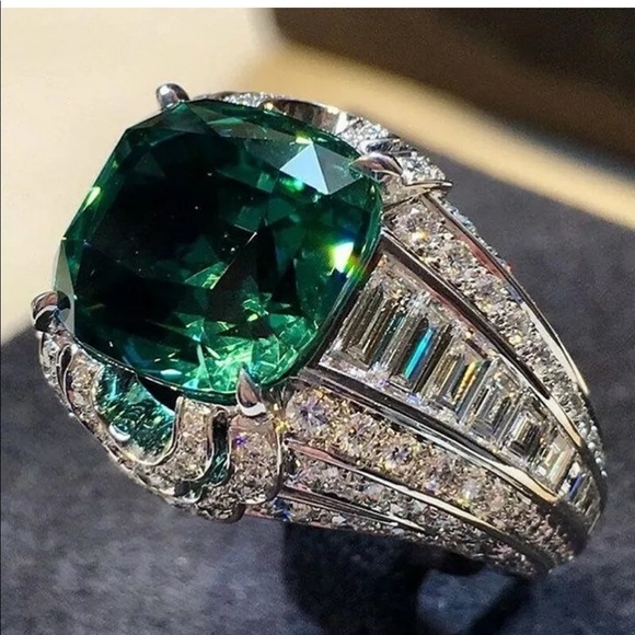 Luxurious Emerald 💎 925 Silver Ring, beautiful Ring, shiny Ring. - Picture 1 of 3